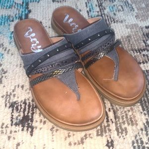 Very G black and gray accent sandals